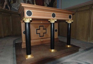 Denkmalpflege Kirchenaltar aus Holz